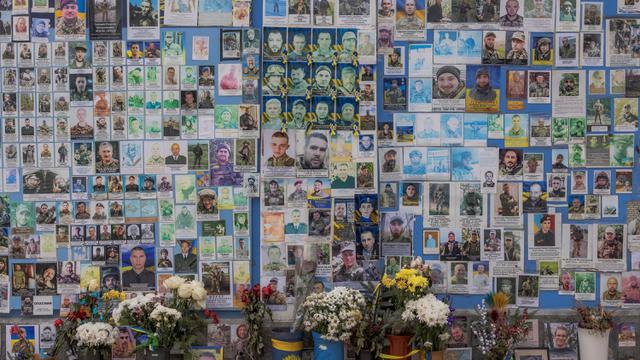 Sinar Cahaya Terangi Makam Tentara Ukraina di Lychakiv