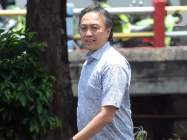 Mantan Executive Vice President Human Capital & Corporatiron Supplier Services PT Garuda Indonesia (Persero), Heriyanto Agung Putra menghindari kejaran awak media usai menjalani pemeriksaan di Gedung KPK, Jakarta, Jumat (4/10/2019). (merdeka.com/Dwi Narwoko)