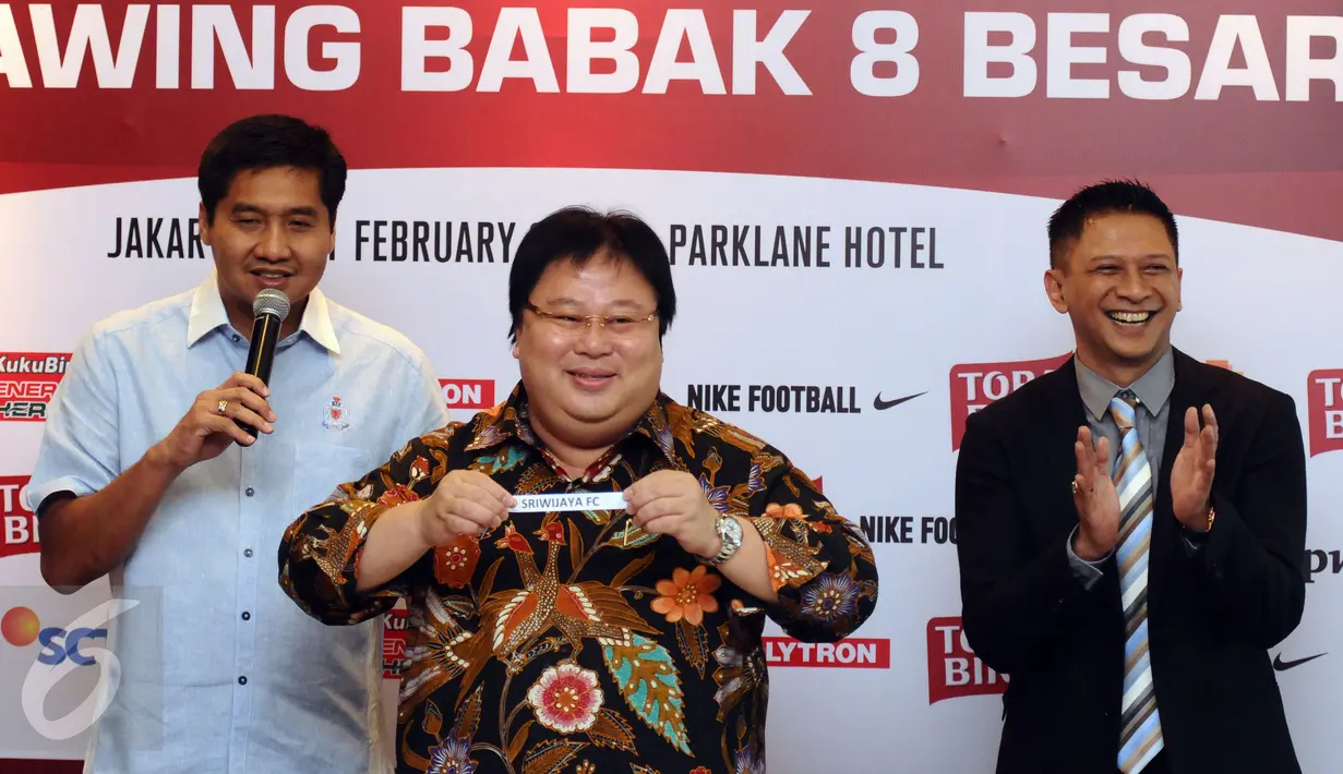 Perwakilan sponsor menunjukkan nama tim saat undian jadwal pertandingan babak 8 besar Piala Presiden 2017 di Jakarta, Selasa (21/2). Babak 8 besar Piala Presiden 2017 digelar di Stadion Manahan, Solo 25-26 Februari. (Liputan6.com/Helmi Fithriansyah)