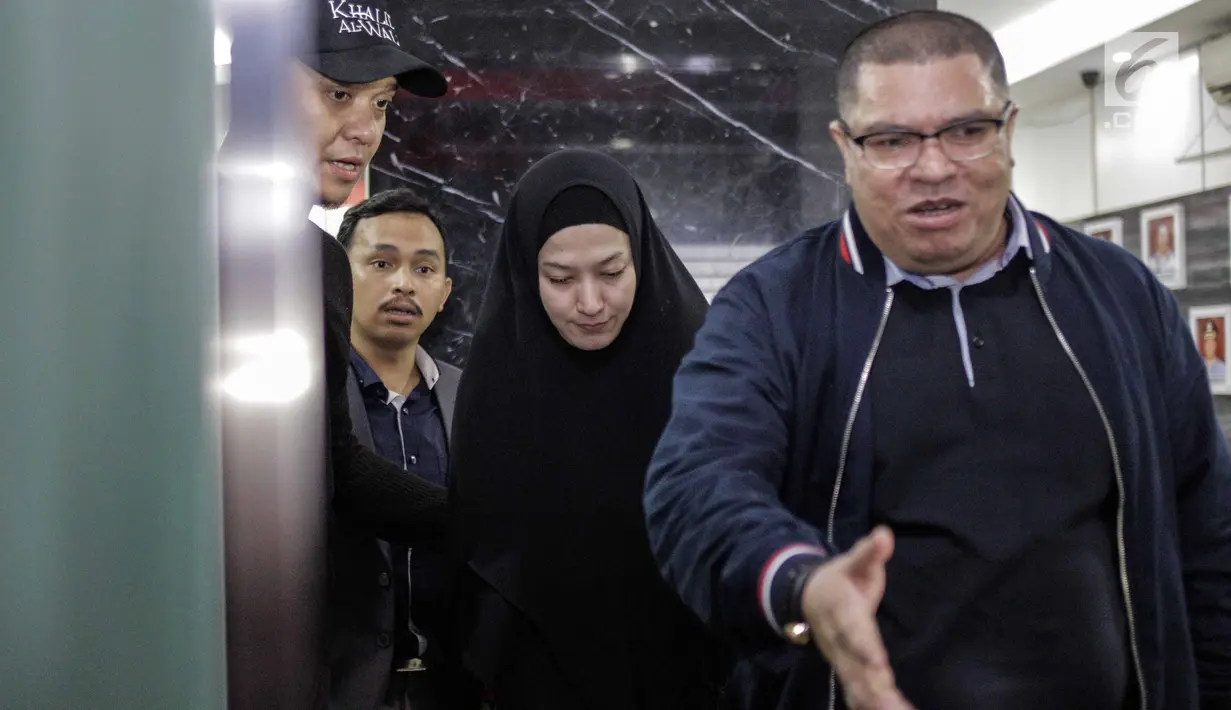 Artis Lyra Virna didampingi kuasa hukumnya Razman Nasution usai menjalani pemeriksaan di Polda Metro Jaya, Kamis (22/3). Lyra diperiksa terkait dugaan kasus pencemaran nama baik agen travel umrah, ADA Tour. (Liputan6.com/Faizal Fanani)
