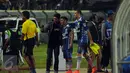 Penyerang Persib, Kim Jeffrey Kurniawan (tengah) berselfie dengan penggemarnya usai berlaga melawan PBFC di Turnamen Piala Bhayangkara di Stadion Si Jalak Harupat, Bandung, Minggu (20/3/2016). Persib unggul 1-0 atas PBFC. (Liputan6.com/Helmi Fithriansyah)