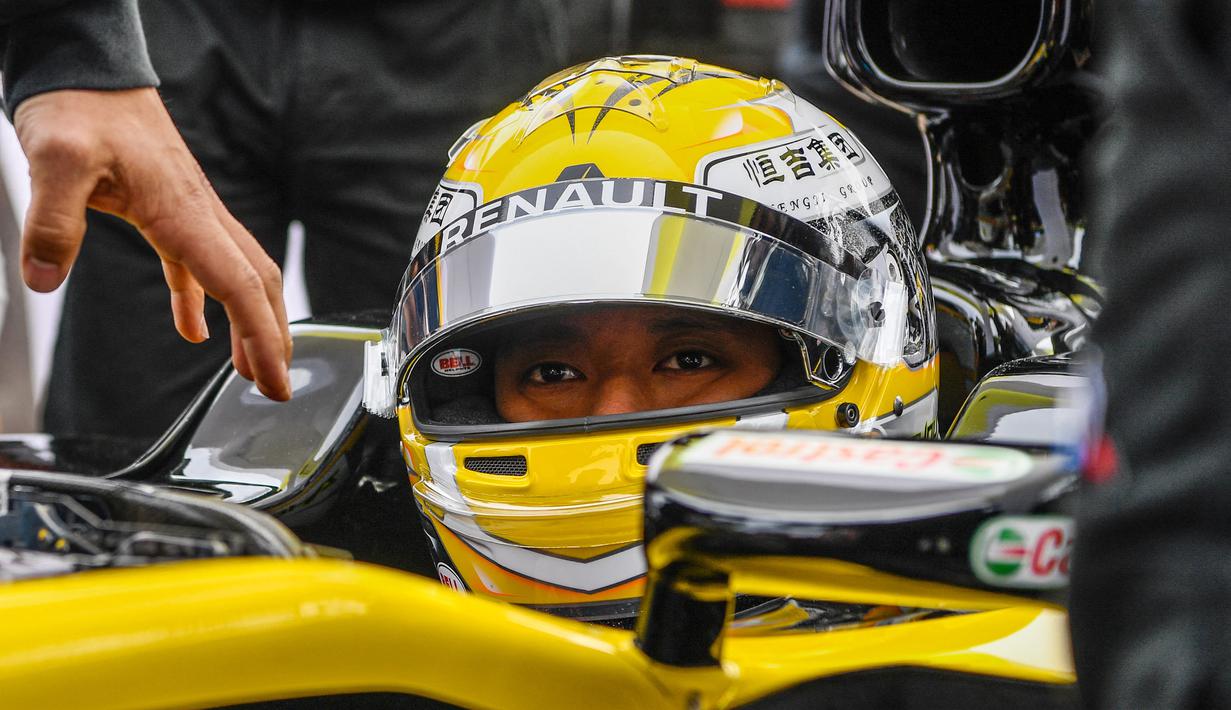 Kepastian Zhou sebagai pebalap baru Alfa Romeo diumumkan, Selasa (16/11/2021). Zhou akan menggantikan posisi Antonio Giovinazzi yang sudah tiga musim bersama tim itu. (AFP/STR)