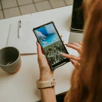 Resiko Bahaya Menaruh HP di Saku Celana yang Sering Diabaikan