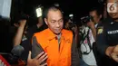 Orang kepercayaan Bupati Lampung Utara Agung Ilmu Mangkunegara, Raden Syahril mengenakan rompi oranye usai pemeriksaan di KPK, Jakarta, Selasa (8/10/2019). KPK menahan delapan orang dalam OTT terkait urusan proyek di Dinas PUPR dan Dinas Perdagangan Kabupaten Lampung Utara. (merdeka.com/Dwi Narwoko)