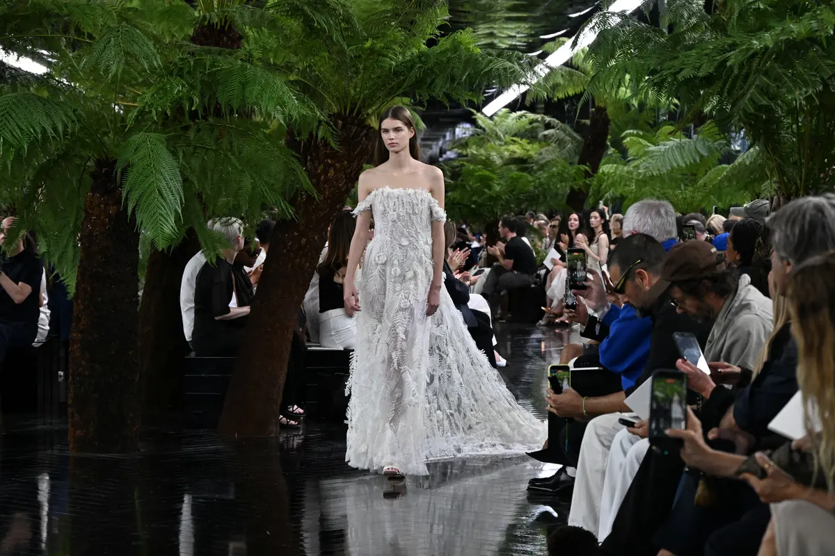 Gaun Pengantin Taylor Swift Masih Misteri, Jonathan Anderson Beri Bocoran di Show Dior?
