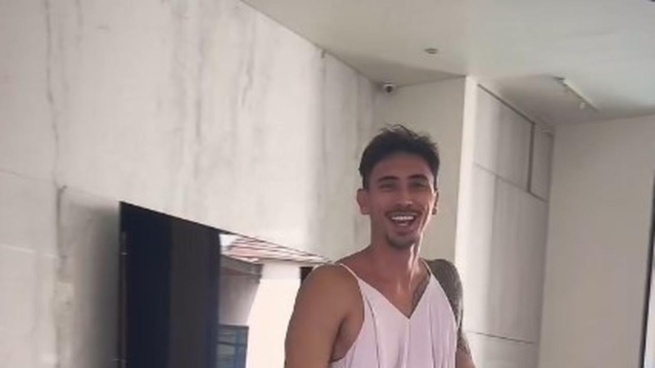 Bakal Punya Anak Perempuan, Ini 7 Potret Vincent Verhaag Suami Jessica Iskandar Pakai Daster Pink - Sebut Lagi Latihan Main Barbie