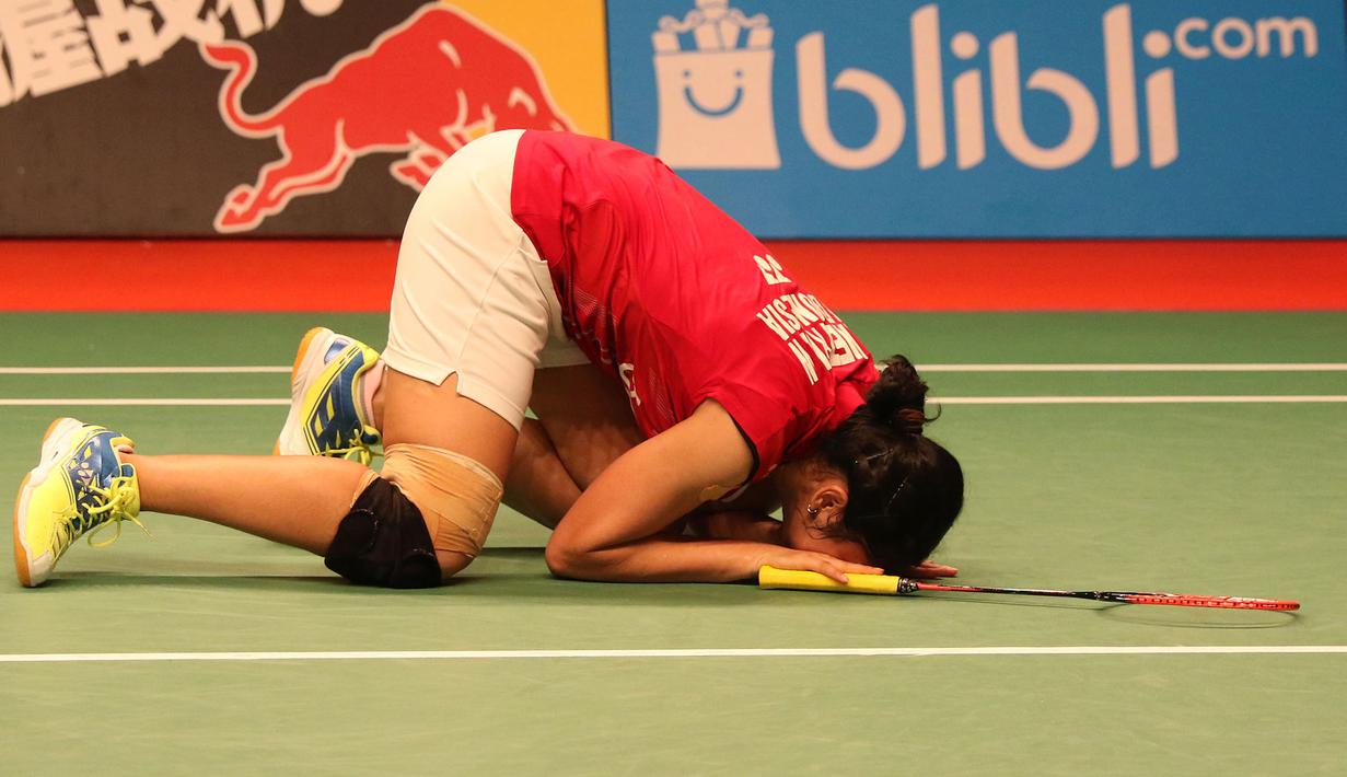 Sujud syukur Lindaweni Fanetri setelah memastikan kemenangan. (Bola.com/Arief Bagus)