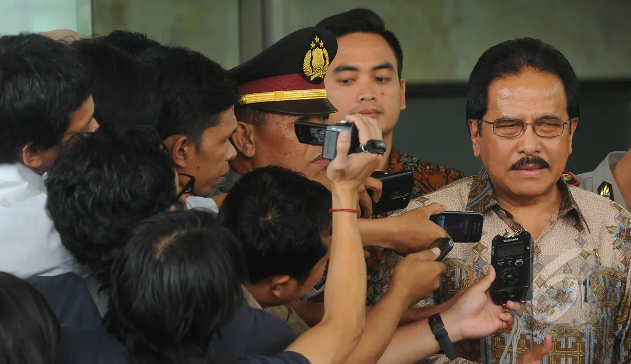 Menko Perekonomian Sofyan Djalil (kanan) saat ditanya oleh wartawan di Gedung KPK, Jakarta, Kamis (19/3/2015).  Rapat Koordinasi tersebut untuk membahas perdagangan harga gula di Indonesia. (Liputan6.com/Herman Zakharia)