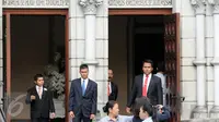 Penjaga saat melakukan pengamanan disekitar Gereja Katedral, Jakarta Pusat, Jumat (27/11). Wisatawan dilarang masuk ketika pernikahan anak dari ketua DPR RI berlangsung. (Liputan6.com/Helmi Afandi)
