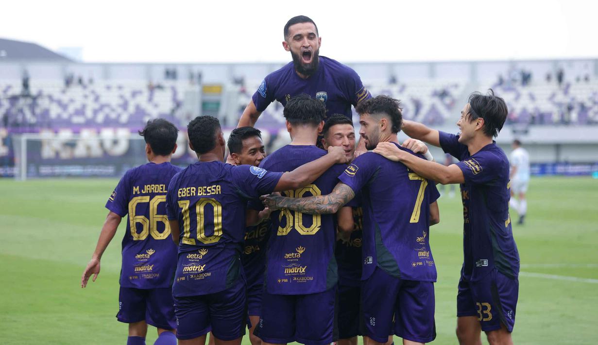 Pendekar Cisadane kini menempel ketat posisi Borneo FC yang duduk di tangga teratas klasemen BRI Super League 2025-2026. Saat ini, Persita mengoleksi 16 angka, hanya berjarak dua poin dari Borneo FC. (Bola.com/M Iqbal Ichsan)