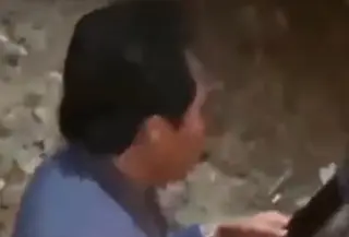 Momen Pendakwah Anwar Zahid Duduk di Pinggir Jalan Usai Kecelakaan (Instagram @halojatimku)