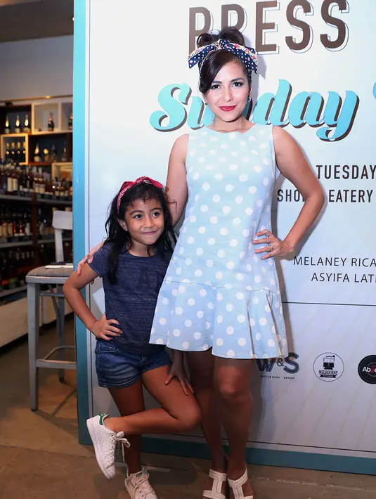 Bahkan, saking perhatiannya pada cinta keduanya tersebut, ia mengaku kerap tidak lagi dilirik oleh sang suami. Hal yang sama pernah dirasakan saat Bebi mendapatkan anak pertama perempuan, Meisya merasa dilupain. (Nurwahyunan/Bintang.com)