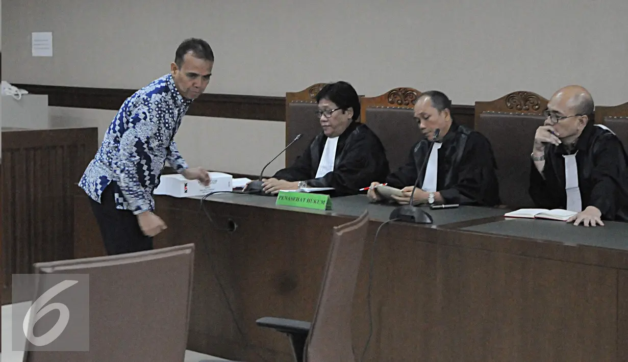 Edy Nasution sebelum menjalani sidang tuntutan terkait kasus suap di Pengadilan Tipikor, Jakarta, Senin (21/11). Jaksa menilai, perbuatan Edy berlawanan dengan negara yang sedang giat memberantas korupsi. (Liputan6.com/Helmi Affandi)