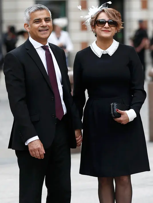 Wali Kota London Sadiq Khan dan istrinya Saadiya tampil serasi dengan busana hitam saat tiba menghadiri perayaan ulang tahun ke-90 Ratu Elizabeth di Katedral St Paul di London, Inggris, (10/6/2016). (REUTERS / Peter Nicholls)