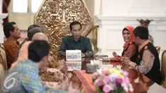 Presiden Joko Widodo (Jokowi) menerima Tim Sensus Ekonomi Badan Pusat Statistik (BPS) di Istana Negara, Jakarta, Rabu (25/5/2016). Kedatangan tim Sensus Ekonomi BPS untuk mendata sensus ekonomi kepada Presiden Jokowi. (Liputan6.com/Faizal Fanani)