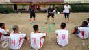 Pelatih PBR, Dejan Antonic (tengah) memberi arahan pada pemainnya saat laga uji coba di Stadion Lebak Bulus Jakarta, Sabtu (22/8/2015). Uji tanding ini merupakan persiapan jelang turnamen Piala Presiden 2015. (Liputan6.com/Helmi Fithriansyah)
