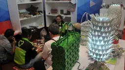 Limbah berupa sendok dan garpu plastik disulap menjadi produk cantik pada Agrinex Expo ke-9 yang digelar di JCC, Jakarta, Sabtu (21/3/2015). (Liputan6.com/Johan Tallo)