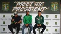 Manajer Persebaya, Chairul Basalamah (kiri), Bejo Sugiantoro (tengah), dan Presiden Persebaya, Asrul Ananda dalam acara Meet The President (Dimas Angga P)