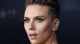 Scarlett Johansson berpose saat pemutaran perdana film "Ghost in the Shell" di AMC Loews Lincoln Square, New York, AS (29/3). film bergenre fiksi ilmiah ini menampilkan Scarlett sebagai polisi wanita bernama Mayor Kusanagi. (Evan Agostini/Invision/AP)