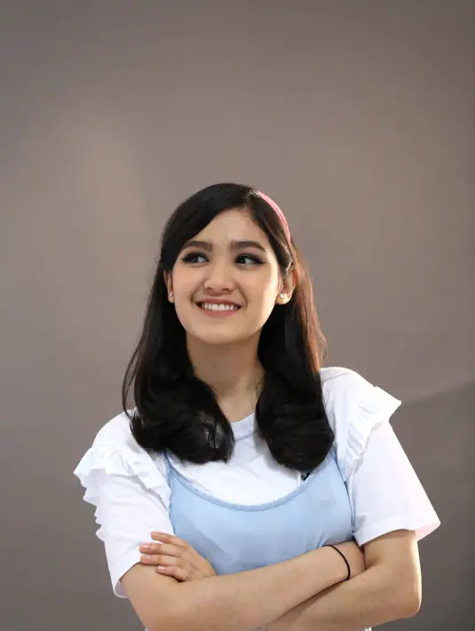 "Ada adegan pakai baju cheers yang pendek. Kalau sehari-hari sih lebih tomboy, lebih suka pakai celana," ujar Cut Syifa, di kawasan Ciputat, Banten, Sabtu (28/1/2017). (Nurwahyunan/Bintang.com)