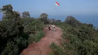 Pendaki di Puncak Gunung Lasem. (Dok: IG @rembang&nbsp;https://www.instagram.com/p/B7zRTosJhKp/?igsh=MXF3eDRkd2l3OTV4eA%3D%3D)