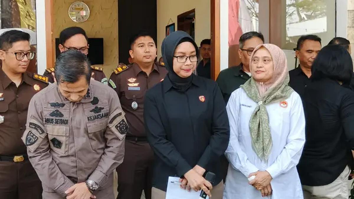 Rekonstruksi kasus penganiayaan Taufik Hidayat terhadap Yuvita Tri Rezeki di Mapolda Jabar, Kamis (2/7/2026). (Azzura Galexia/merdeka.com).