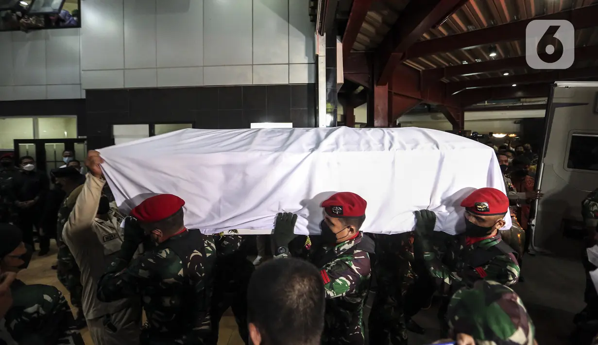 Tentara membawa jenazah Menpan RB Tjahjo Kumolo menuju mobil ambulans saat upacara prosesi persemayaman dan pelepasan di Kantor Kemenpan RB Sudirman, Jakarta Selatan, Jumat (1/7/2022). Tjahjo Kumolo meninggal dunia di RS Abdi Waluyo pada pukul 11.10 WIB karena sakit infeksi paru-paru yang diderita. (Liputan6.com/Johan Tallo)