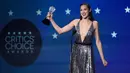 Ekspresi Gal Gadot saat menerima penghargaan #SEEHER di Critics Choice Awards ke-23 di Barker Hangar di Santa Monica, California, AS (11/1). (AP/Chris Pizzello)