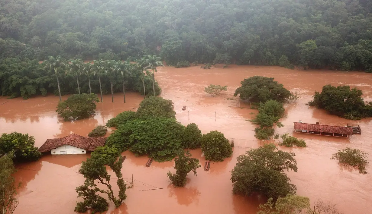 Pemandangan udara menunjukkan banjir di kotamadya Juatuba Brasil, yang terletak di negara bagian Minas Gerais, setelah hujan yang sangat deras turun dalam beberapa hari terakhir di Brasil tenggara pada 10 Januari 2022. (AFP/Douglas Magno)