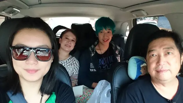 Potret kebersamaan Leony dan keluarga