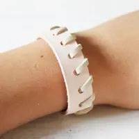 Gelang kulit buatan sendiri ini gak akan kamu temui di toko aksesoris mana pun, lho!