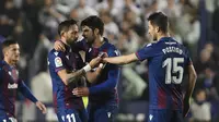 Gelandang Levante Jose Luis Morales (nomor 11) merayakan golnya ke gawang Real Madrid dalam lanjutan Liga Spanyol di Estadio Ciudad de Valencia, Minggu (23/2/2020) dini hari WIB. Levante menang 1-0. (AP Photo/Alberto Saiz)