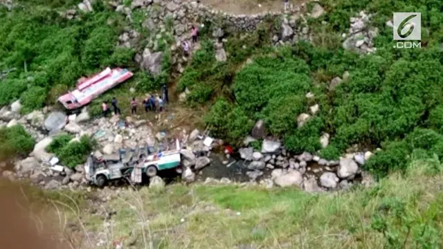 VIDEO: Bus Kelebihan Muatan Masuk Jurang, 48 Tewas