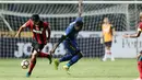 Michael Essien (kanan) berebut bola dengan pemain Persipura, M Tahir pada lanjutan Liga 1 2017 di Stadion GBLA, Bandung, Minggu (7/5/2017). Persib menang 1-0. (Bola.com/Nicklas Hanoatubun)