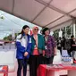 Wakil Menteri Pariwisata dan Ekonomi Kreatif (Wamenparekraf), Angela Tanoesoedibjo, meladeni permintaan penonton Aquabike Jetski World Championship 2023 untuk berfoto (Reza Efendi/Liputan6.com)