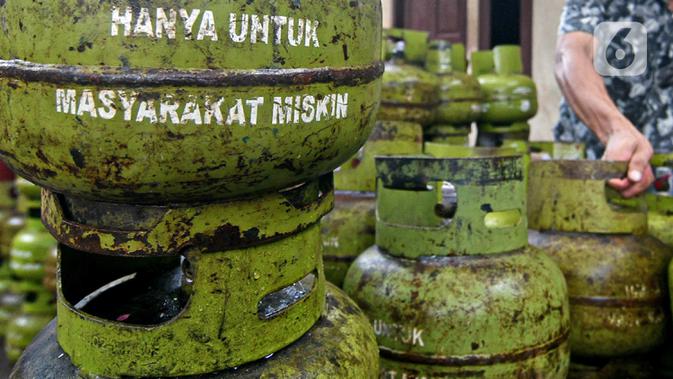 Pekerja menata tabung LPG 3 kg di agen LPG kawasan Cibubur, Jakarta, Jumat (26/2/2021). Subsidi LPG tabung 3 kg menggunakan asumsi volume tabung LPG 3 kg sebanyak 7 juta metrik ton. (Liputan6.com/Faizal Fanani)