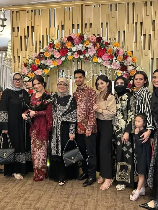 Anak Mark Sungkar dan Fanny Bauty itu mengenakan kemeja batik lengan panjang, sedangkan calon istrinya mengenakan kebaya warna merah. [Instagram/yusufaverroes]