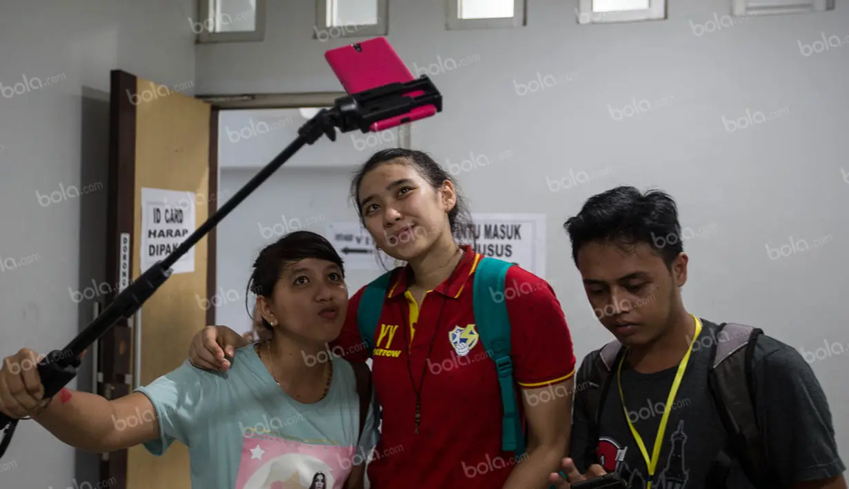 Paras cantik serta permainannya yang apik membuat Yolla Yuliana menjadi salah satu pevoli yang memiliki banyak fans. (Bola.com/Vitalis Yogi Trisna)