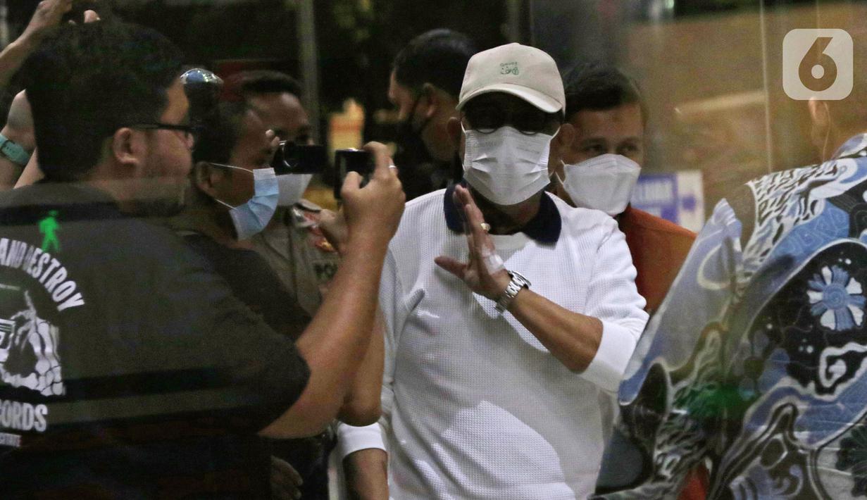 Wali Kota Ambon, Richard Louhenapessy (tengah) bersiap memasuki Gedung KPK, Jakarta, Jumat (13/5/2022). Richard Louhenapessy akan menjalani pemeriksaan dugaan suap terkait pemberian persetujuan izin prinsip pembangunan cabang usaha retail di Kota Ambon tahun 2020. (Liputan6.com/Helmi Fithriansyah)