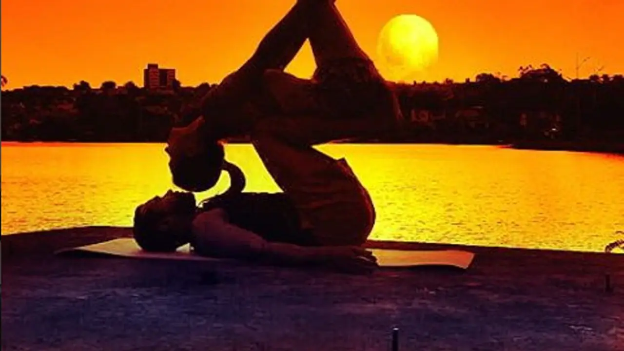 Nggak Suka Olahraga Sendirian? Yuk Ajak Si Pacar Yoga Bareng