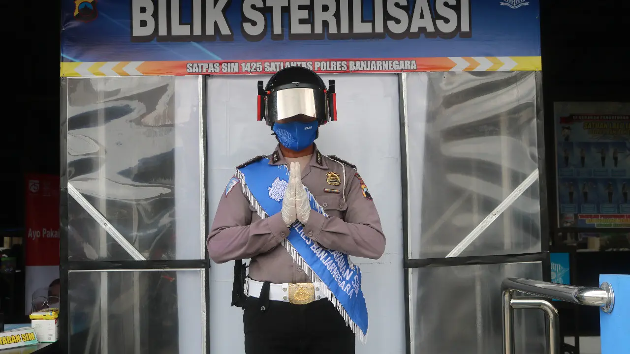 Helm Gatotkaca Thermal yang mampu mengukur suhu tubuh lawan bicara hingga jarak 9 meter. (Liputan6.com/RSI Banjarnegara)