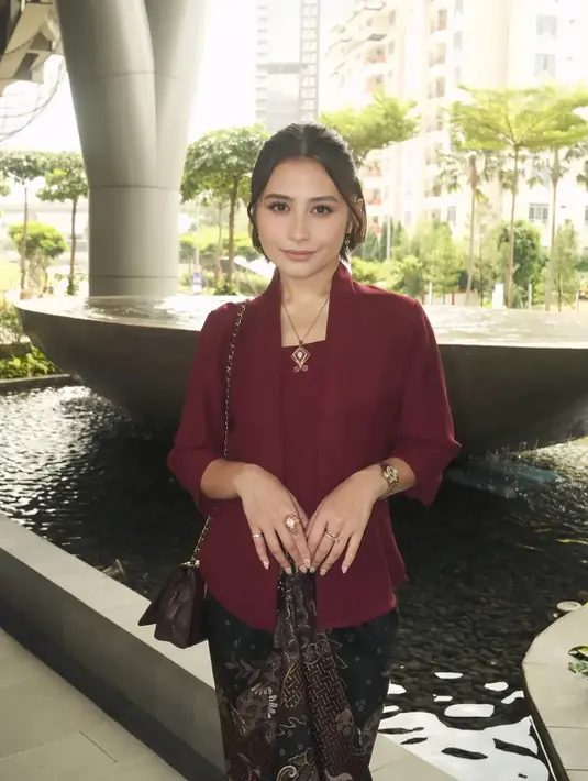 Di tengah suasana pernikahan yang hangat dan intimate, penampilan Prilly terasa mencolok dengan cara yang subtle, menggabungkan keanggunan klasik dan sentuhan modern yang relevan dengan gaya perempuan masa kini.  [@prillylatuconsina96].