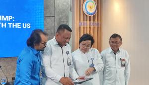 Foto bersama para pejabat KKP seusai konferensi pers mengenai Update Penanganan Isu Cesium-137 pada Produk Udang".