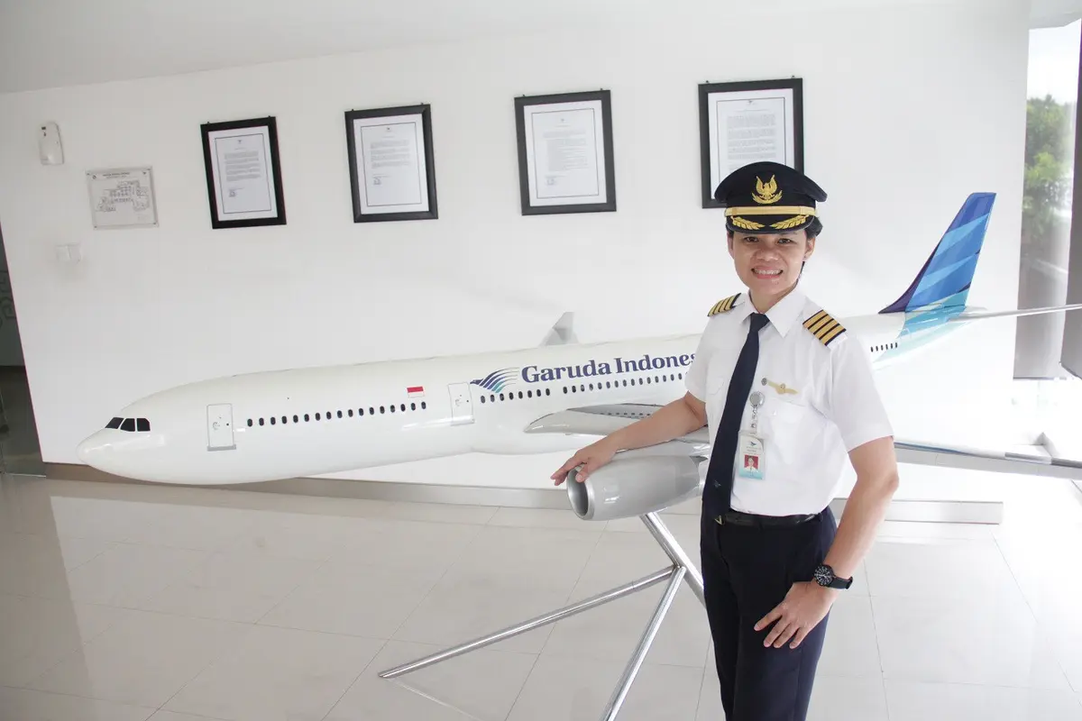 Gagah, Ini Kapten Pilot Cewek Pertama Garuda Indonesia
