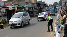 Iring-iringan pemudik balik mulai memadati jalur selatan Nagreg dari arah Garut dan Tasikmalaya menuju Cicalengka, Kabupaten Bandung, Jawa Barat, Kamis ini. 