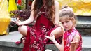 Gaya lucu Isabella Damla Guvenilir dan Selin Sezgin pemeran Melek di serial ‘Elif’ seperti sedang bertapa di Galeri Semar Kuning di Ubud, Bali. (Deki Prayoga/Bintang.com)