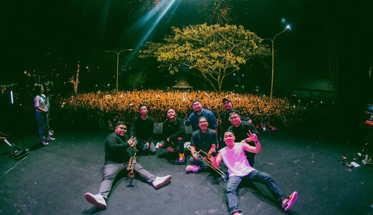 Rizky Febian berfoto bersama dengan penonton usai konser Acara Grand Opening SPARK, Samarinda, Sabtu (2/7/2022) malam.  (Instagram/rizkyfbian)