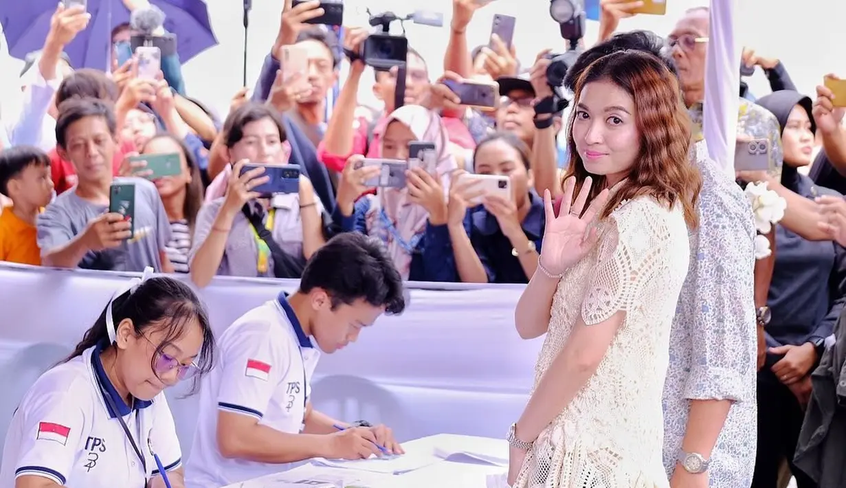 Hadir di TPS, Selvi tampil dengan gaya rambut sebahunya yang dihighlight dan di-curly. Ia membiarkan rambutnya yang dibelah tengah tergerai, sempurna dengan gaya keseluruhannya. [Foto: Instagram/gibran_rakabuming]