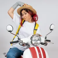 woman on motorbike/copyright freepik/mdjaff