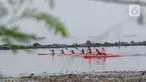 Atlet dayung DKI Jakarta melakukan sesi latihan rutin di Sungai Kanal Banjir Timur (KBT) Muara Marunda Kepu, Jakarta, Jumat (16/6/2023). (merdeka.com/imam buhori)
